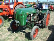 Allgaier AP16, Bj.1956 mit 2-Zyl.-4-Takt-Diesel 1374ccm und 18PS,
die schwbische Firma aus Uhingen baute von 1954 bis 1956 ca.2600 Stck,
wurde 1956 von Porsche-Traktorbau bernommen,
Traktorentreff Breisach Sept.2009