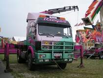 MB1850 mit aufgebautem Autokran bei der Montage eines Fahrgeschftes;090821