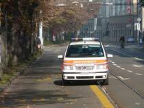 Stadt Zrich  - Notarzt mit einem VW ZH 193025 mit Blaulicht und Sirenen unterwegs Richtung Central am 01.11.2009