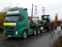 Volvo FH 520 transportiert als Zugmaschine eines Tiefladers einen Claas Xerion 3800, 04.11.2009