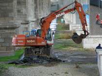 Atlas 1604 bei Baggerarbeiten zwischen zwei Autobahnbrcken im Bereich Jena am 04.11.2009