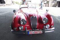 Alte Rasse in rot, auf dem Parkplatz der Herborner Burg. Leider ist mir die Typenbezeichnung des Jag nicht gelufig.