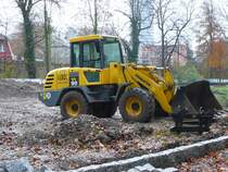 Komatsu WA 90 abgestellt in der Nhe des Bahnhofes Jena-Paradies am 04.11.2009