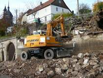 Hyundai Robex 130 W bei Abrissarbeiten im Saaletal am 05.11.2009