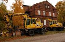 Zwei Zweiwegebagger stehen am 27.10.09 hinter dem Bahnhofsgebude von Brehna abgestellt. Sie gehren der DGT.