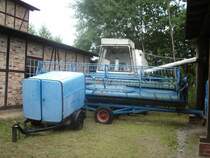 Mhdrescher E512 mit Schneidwerkswagen in Arbeitsstellung. Dieser Drescher ist u.a. in Alt-Schwerin zu sehen