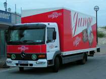 Schon zeitig am Morgen werden frische Backwaren angeliefert; Warnemnde 070902