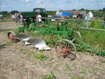 Fortschreitt 2Schar anhngepflug fr die Raupe sowie Traktoren mit fester Ackerschiene.Dieser Pflug wurde in Bocka von einer KS 30 gezogen