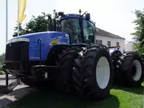 NEW HOLLAND_T9060  eine Gewaltsmaschine  mit 535HP, Tankinhalt ~1135tr. und einem Gewicht von ca.9000kg war auf der Ger�teausstellung in Antiesenhofen zu sehen; 090809