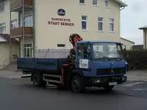 Vor meiner Haust�r traf ich am 05.November 2009 diesen Mercedes-Kipper in Bergen/R�gen.