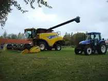 beide von New Holland:
M�hdrescher CR 9070 mit 435PS Arbeitsbreite �ber 9m,
Allradtraktor TD 5010 4-Zyl.Turbo-Diesel 60PS 40Km/h,
gesehen bei Chemnitz Okt.2009