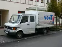 MB T1 als Doppelkabiner mit Ladepritsche und Planenaufbau der Firma Vogt steht am 05.11.2009 in 36088 H�nfeld