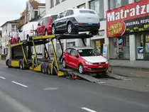 Iveco der Firma ALTMANN als Autotransporter liefert am 06.11.2009 Neufahrzeuge in 36088 H�nfeld ab. Gerade verl�sst ein neuer VW Polo den Autotransporter.