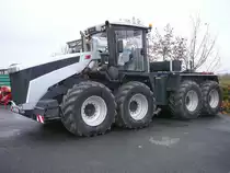 DTU T860 der Deutschen Traktoren Union Stadtilm gesehen am 09.11.2009. Angetrieben wird diese m�chtige Maschine von einem Deutz-Motor mit 600 PS. Es gibt bereits ein Nachfolgermodell habe ich im Internet gelesen.