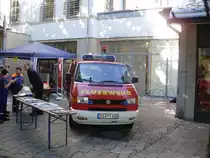 13.06.09 in bad harzburg in der bummelzone
ausstellung von der freiwilligen feuerwehr bad harzburg

ELW1
VW-Bus Typ4 Syncro

Bj 2000
Fahrzeug fungiert als schaltzentrale bei eins�tzen
der �rtlichen eins�tzen als zentrale anlaufstelle
f�r alle eingehende meldungen
fahrzeug r�cktdie f�hrungsgruppen(ortsbrandmeister,stellv.ortsbrandmeister und jeweiligen zugf�hrer
zum einsatzort
