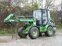 CAT 906 steht am 09.11.2009 am G�terbahnhof in Saalfeld