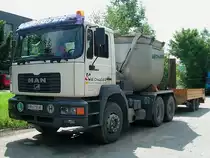 MAN 33.414 hat soeben seine Asphaltbirne entleert, und mu� nun im Anschlu� die Walze auf angekoppelten H�nger abtransportieren;090701