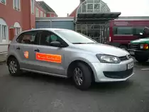 VW Polo der  Wiener Feinb�ckerei  am Bahnhof in Saalfeld, 11.11.2009