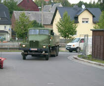 Der G5 Tanker biegt am Samstagabend gerade auf das Veranstaltungsgel�nde beim Bulldogtreffen in Burkhardtsdorf ein