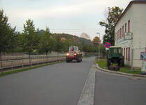 Der Charkow T150K kommt auf der zufahrtsstra�e zum Veranstaltungsgel�nde des Burkhardtsdorfer Bulldogtreffens angefahren