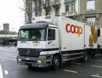 Mercedes ACTROS unterwegs in der Stadt Fribourg am 09.11.2009