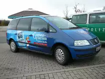 Sharan von GAENSEFURHTER Schlossquelle auf einem Rastplatz an der A71