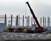 Autokran in Feierabendposition beim Hallenbau vor Ludwigshafen, 10.09.09