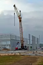 ein doch schon etwas gr��erer Raupenkran beim Hallenbau vor Ludwigshafen, 10.09.09