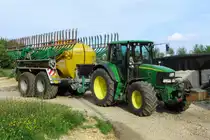 John Deere 6420 mit 14000 l Jauchefass,gesehen in Neudorf bei Pegnitz an einer Biogasanlage