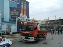 MB Ateco 1823 mit Hebebhne der FA Mateco (Riesen-Plakat-Werbung)28.09.2007 