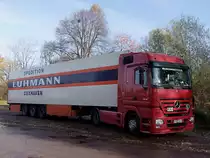 ACTROS1846 mit K�hlauflieger einer Cuxhavener Spedition steht am Bahnhofsgel�nde in Haag/Hausruck;091113