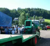 Die KS07 wird gerade vom Tieflader runtergefahren beim Bulldogtreffen in Burkhardtsdorf