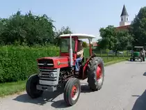 MF135 tuckert gem�chlich bei der Oldtimerrundfahrt in Antiesenhofen; 090809
