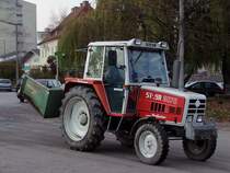 STEYR8070 hat soeben mit seiner Ladeschaufel das letzte Mostobst beim Lagerhaus Ried i.I. abgeliefert;091113