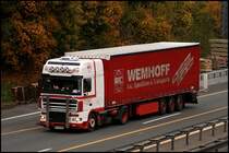 Die Planenfraktion von WEMHOFF ist neben der Khlfraktion das wichtigste Standbein im Transportunternehmen. Ein DAF XF95.430 mit Bullenfnger und Lampenbgel ist bei Ldenscheid unterwegs. (22.10.2008)