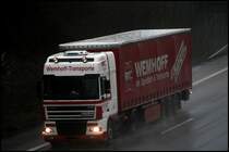 Ab durch den Regen: Am 17.12.2008 ist dieser DAF XF95.430 von WEMHOFF bei Ldenscheid ebenfalls in Richtung Sden unterwegs.