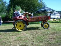 GT124 mit Ladeflche auf der Wiese hinter der Topfmarktscheune beim Bulldogtreffen in Burkhardtsdorf