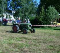 Fendt Farmer auf der Zufahrt zur Wiese hinter der Topfmarktscheune beim Bulldogtreffen in Burkhardtsdorf