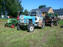 ZT300 und Fendt stehen auf der Wiese hinter der topfmarktscheune beim Bulldogtreffen Burkhardtsdorf