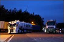 MAN TGA 18.390LX (?) von LANFER und ein MAN TGA 18.440XXL von CONTAINER LOGISTIK LEIPZIG. Aufgenommen am 10.09.2009 auf dem Rasthof Siegerland-West.