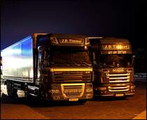 Ein DAF XF105.460SCC (?)  SuperSpaceCab  und ein SCANIA TOPLINE R500 von J.D. TIMMER auf dem Rasthof Siegerland-West. Eingesetzt werden ca. 35 Lkw´s der Marken DAF (XF105, XF) und Scania. J.D. TIMMER transportiert tglich Sammelladungen nach Dnnemark und Norddeutschland. Fr einen Stammkunden werden Zulieferteile fr die Automobilsektor nach Deutschland, Polen, Schweden, Niederlande und Tschechien transportiert.  J.D. TIMMER INERNATIONAL : Diese Abteilung hat sich auf den Transport durch ganz Europa spezialisiert. Darunter Deutschland, Niederlande, Grobritannien, sterreich, Belgien und Italien.