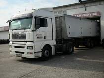 Dieser MAN-Kipper hatte am 07.September 2009 Reifenprobleme als ich ihn bei einer Reifenstation antraf.