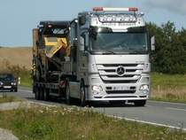Am 11.September 2009 traf ich auf der B96 bei Bergen/Rgen diesen Mercedes-Schwerlasttransporter.