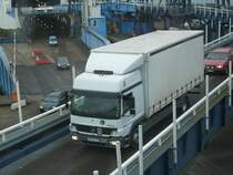 Von der Schwedenfhre kam dieser Mercedes-LKW am 14.November 2009 im Fhrhafen Sassnitz-Mukran an