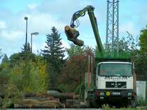 MAN, sammelt Rundholzstmme welche vor ein paar Tagen per Bahn angeliefert wurden auf; Bhf. RIED i.I. 070928