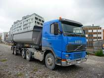 Volvo FH 16 in der Stadt Fribourg am 09.11.2009