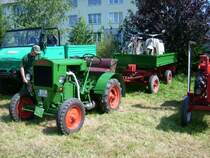 Normag Traktor mit Multicar Anhnger und 2 Mopeds als Ladung stand auf der Wiese hinter der Topfmarktscheune beim Bulldogtreffen