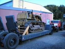 Die russ. T100 Raupe stand den Besuchern des 10 Bolldogtreffens in Burkhardtsdorf fr Fhrerstandsfahrten bereit