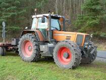 Fendt Favorit 926 in Kommunallackierung steht an der B 27 Abfahrt Marbach Nord, 18.11.2009