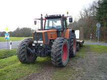 Fendt Favorit 926 in Kommunallackierung steht an der B 27 Abfahrt Marbach Nord, 18.11.2009